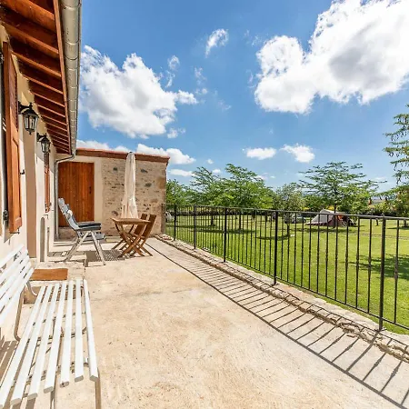 Gite Saint-Germain-Lembron, 3 Pieces, 4 Personnes - Fr-1-630-266 *